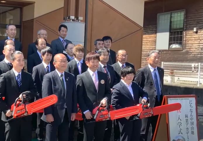 林業アカデミー入学式の記念撮影風景